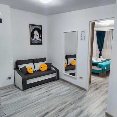 Comfortable Apartment University Square Bukares Bagian luar foto