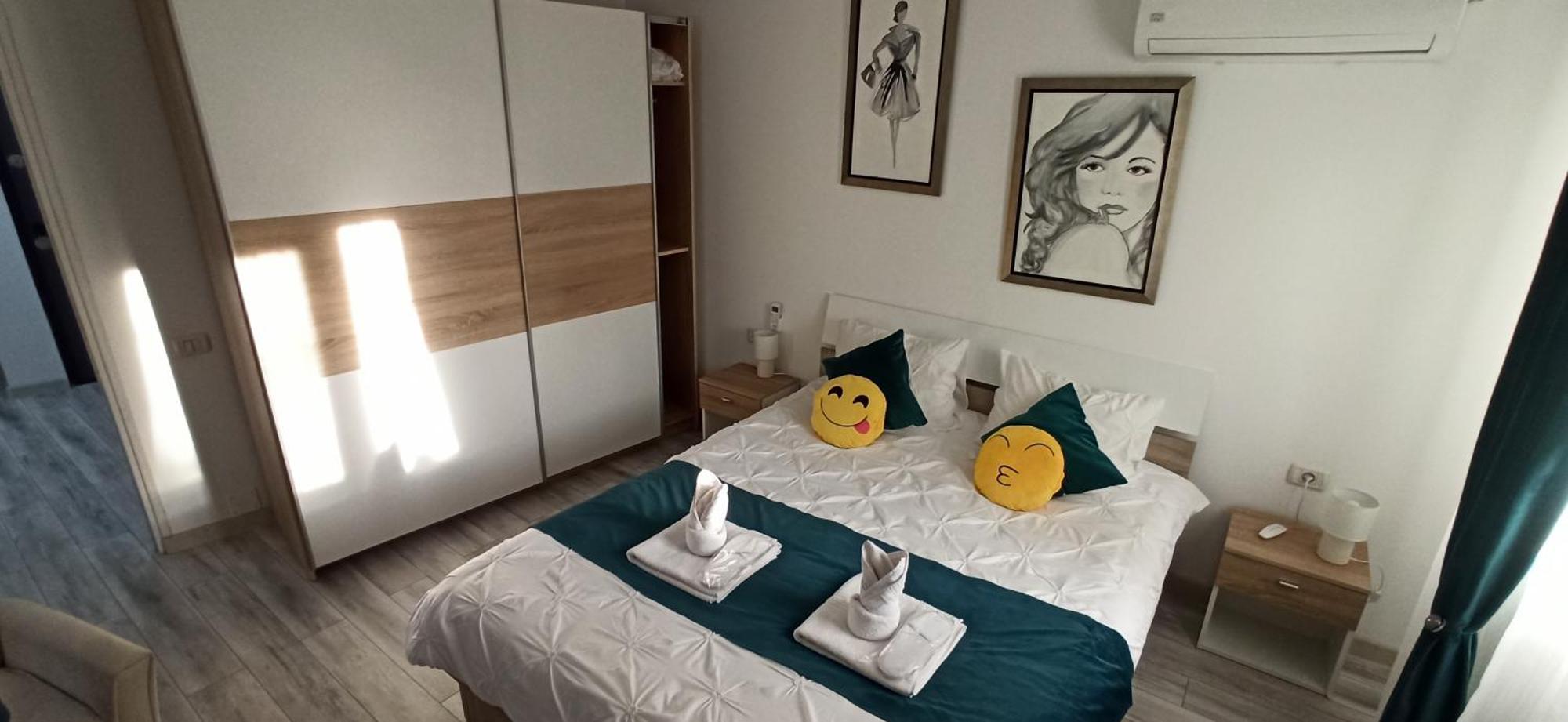 Comfortable Apartment University Square Bukares Bagian luar foto
