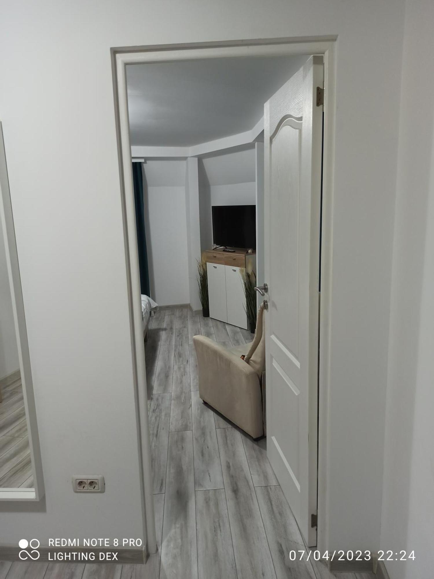 Comfortable Apartment University Square Bukares Bagian luar foto