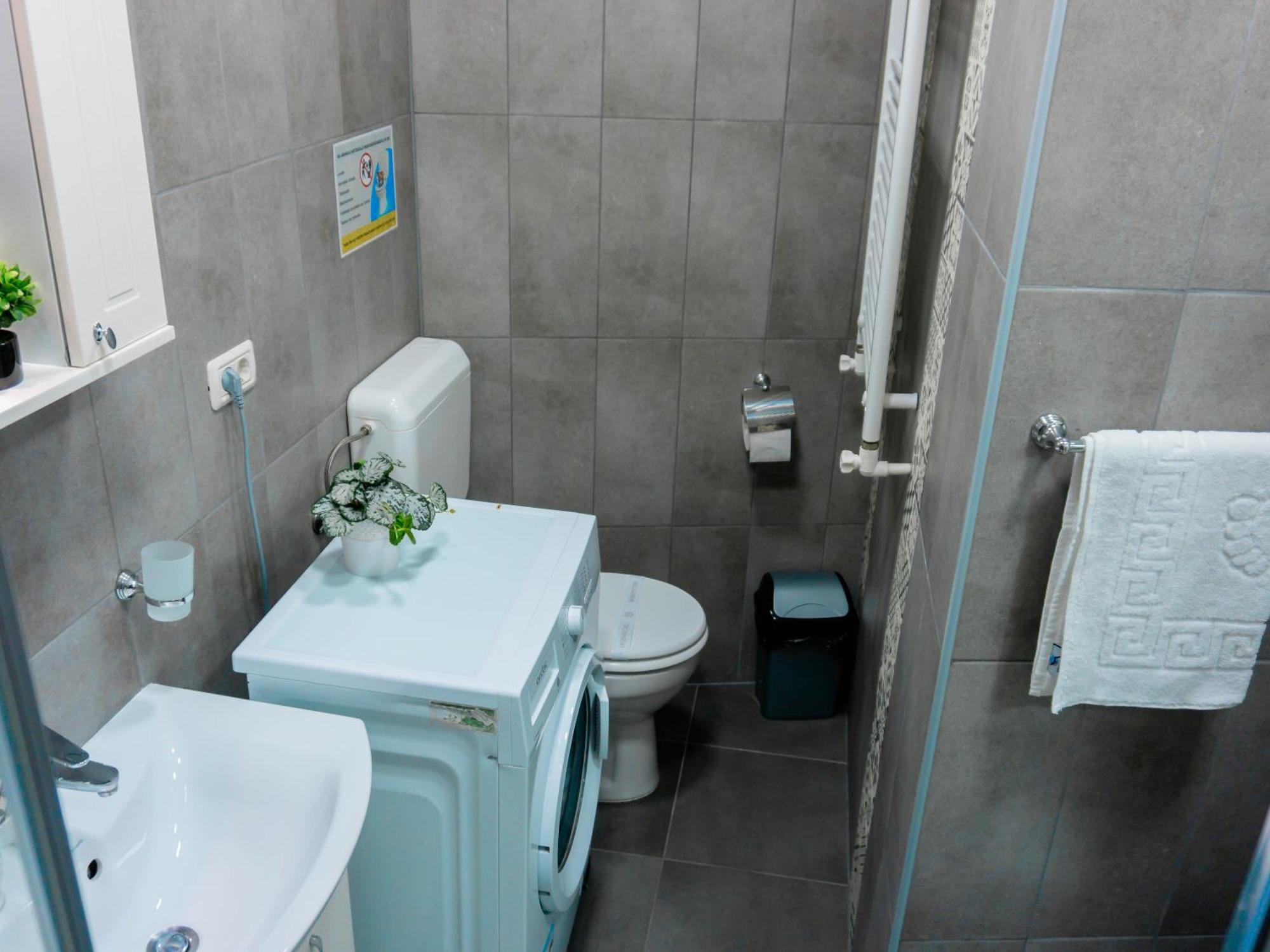 Comfortable Apartment University Square Bukares Bagian luar foto